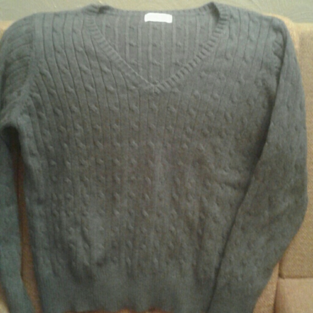 St John's Bay v neck cableknit sweater. Final price. In the closet too long.